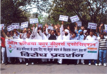 J.s Nayol, D.S Gill and members staging a demonstration against commissioner MCD at town hall in Delhi