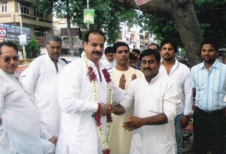 J.s Nayol welcomed by a Garland by the youth of the area during elections in Delhi